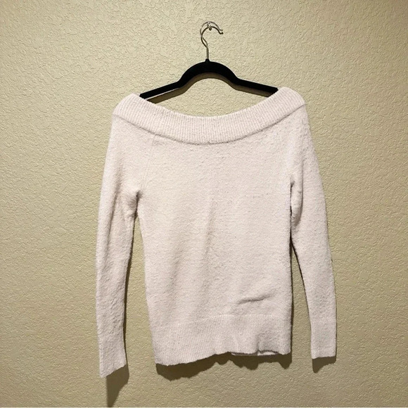White House Black Market Feather Soft Fuzzy V-Neck Pullover Sweater Size XXS - Picture 4 of 5